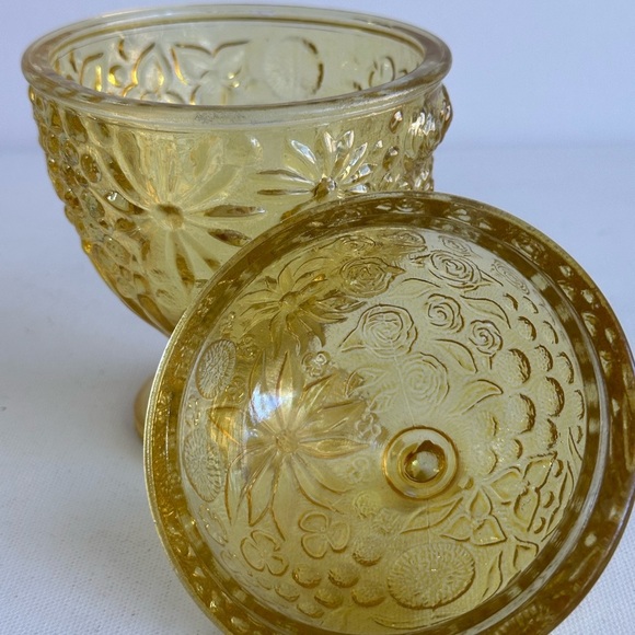 Vintage 1960's AVON Yellow Glass Compote Egg Shaped Floral Lidded Candy Dish 6" - Picture 3 of 15